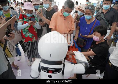 200907 -- PECHINO, 7 settembre 2020 -- un robot ai specializzato nella medicina tradizionale cinese TCM fornisce un servizio di controllo dello stato di salute nell'area espositiva dei robot di servizio della China International Fair for Trade in Services CIFTIS 2020 a Pechino, capitale della Cina, 7 settembre 2020. CHINA-BEIJING-CIFTIS-ROBOT CN CaixYang PUBLICATIONxNOTxINxCHN Foto Stock