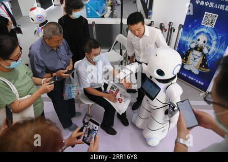 200907 -- PECHINO, 7 settembre 2020 -- un robot ai specializzato nella medicina tradizionale cinese TCM fornisce un servizio di controllo dello stato di salute nell'area espositiva dei robot di servizio della China International Fair for Trade in Services CIFTIS 2020 a Pechino, capitale della Cina, 7 settembre 2020. CHINA-BEIJING-CIFTIS-ROBOT CN CaixYang PUBLICATIONxNOTxINxCHN Foto Stock