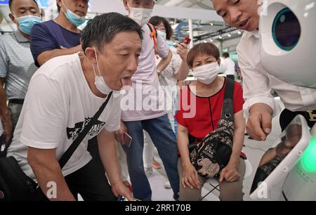 200907 -- PECHINO, 7 settembre 2020 -- un robot ai specializzato nella medicina tradizionale cinese TCM fornisce un servizio di controllo dello stato di salute nell'area espositiva dei robot di servizio della China International Fair for Trade in Services CIFTIS 2020 a Pechino, capitale della Cina, 7 settembre 2020. CHINA-BEIJING-CIFTIS-ROBOT CN CaixYang PUBLICATIONxNOTxINxCHN Foto Stock