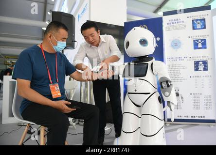 200907 -- PECHINO, 7 settembre 2020 -- un robot ai specializzato nella medicina tradizionale cinese TCM fornisce un servizio di controllo dello stato di salute nell'area espositiva dei robot di servizio della China International Fair for Trade in Services CIFTIS 2020 a Pechino, capitale della Cina, 7 settembre 2020. Il CIFTIS si svolge il 4-9 settembre a Pechino. CHINA-BEIJING-CIFTIS-ROBOT CN LuxPeng PUBLICATIONxNOTxINxCHN Foto Stock