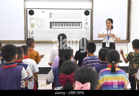 200910 -- NANNING, 10 settembre 2020 -- l'insegnante Na Xian, 22 anni, tiene una lezione di musica in una scuola elementare nel villaggio di Houlong, Sicheng Township della regione autonoma di Guangxi Zhuang della Cina meridionale, 8 settembre 2020. Migliaia di insegnanti si attengono ai loro posti nelle regioni montagnose del Guangxi, uno dei principali campi di battaglia per la riduzione della povertà nel paese. CINA-GUANGXI-REGIONI MONTUOSE-INSEGNANTI CN ZHOUXHUA PUBLICATIONXNOTXINXCHN Foto Stock