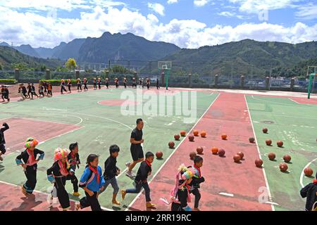 200910 -- NANNING, 10 settembre 2020 -- l'insegnante Chen Yequan tiene una lezione di basket alla Lanjin Primary School nel villaggio di Jinbao, Sicheng Township della regione autonoma del Guangxi Zhuang della Cina meridionale, 8 settembre 2020. Migliaia di insegnanti si attengono ai loro posti nelle regioni montagnose del Guangxi, uno dei principali campi di battaglia per la riduzione della povertà nel paese. CINA-GUANGXI-REGIONI MONTUOSE-INSEGNANTI CN ZHOUXHUA PUBLICATIONXNOTXINXCHN Foto Stock