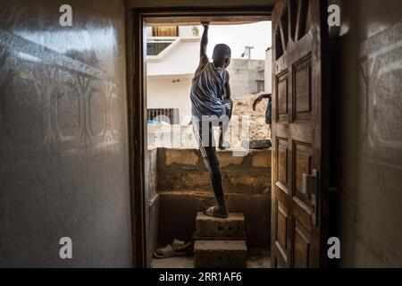 200911 -- DAKAR, 11 settembre 2020 -- Un bambino si trova su un muro di mattoni costruito per bloccare la pioggia e le inondazioni nel sobborgo di Dakar Camberene, Senegal, il 9 settembre 2020. ANDARE CON: Caratteristica: SENEGAL soffre disastrosa stagione piovosa nonostante gov t aiuto foto di /Xinhua SENEGAL-DAKAR-FAMIGLIE-PIOGGE LouisxDenga PUBLICATIONxNOTxINxCHN Foto Stock