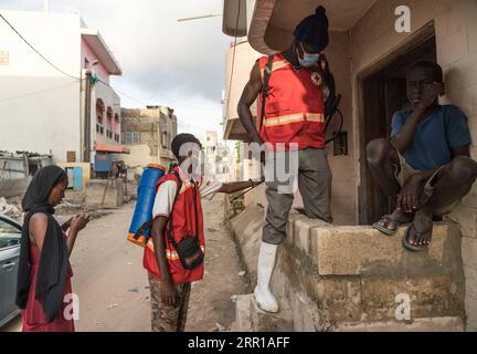 200911 -- DAKAR, 11 settembre 2020 -- volontari sanitizzano le case dopo le inondazioni per prevenire le malattie infettive nel sobborgo di Dakar Camberene, Senegal, 9 settembre 2020. ANDARE CON: Caratteristica: SENEGAL soffre disastrosa stagione piovosa nonostante gov t aiuto foto di /Xinhua SENEGAL-DAKAR-FAMIGLIE-PIOGGE LouisxDenga PUBLICATIONxNOTxINxCHN Foto Stock