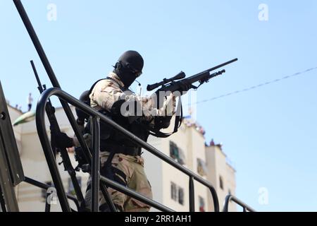 200910 -- TEMARA MOROCCO, 10 settembre 2020 -- Un agente di sicurezza marocchino è visto durante un'operazione antiterrorismo a Temara, in Marocco, il 10 settembre 2020. Giovedì i servizi di sicurezza marocchini hanno fatto irruzione in una cella collegata allo Stato Islamico, un gruppo militante, e hanno arrestato cinque dei suoi membri. MAROCCO-TEMARA-OPERAZIONE DI SICUREZZA Xinhua PUBLICATIONxNOTxINxCHN Foto Stock