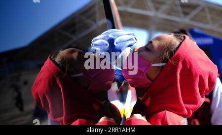 200911 -- PECHINO, 11 settembre 2020 -- Un operatore sanitario raccoglie un campione di tampone nasale da una donna in una struttura mobile per il test COVID-19 a Makassar, South Sulawesi, Indonesia, 10 settembre 2020. Foto di /Xinhua XINHUA FOTO DEL GIORNO M.xFirmansyah PUBLICATIONxNOTxINxCHN Foto Stock