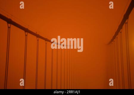 200911 -- PECHINO, 11 settembre 2020 -- foto scattata il 9 settembre 2020 mostra il Golden Gate Bridge a mezzogiorno a San Francisco, negli Stati Uniti. San Francisco era ancora buia come la notte a mezzogiorno di mercoledì a causa dell'incendio. L'incendio della California del Nord ha bruciato per più di tre settimane, costringendo migliaia di persone a lasciare le loro case e minacciando altre strutture. XINHUA FOTO DEL GIORNO WuxXiaoling PUBLICATIONxNOTxINxCHN Foto Stock