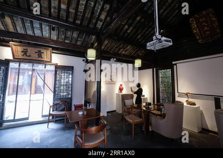 200911 -- HANGZHOU, 11 settembre 2020 -- Un turista visita una casa in famiglia convertita da una vecchia casa nel villaggio di Yigao di Huzhou, nella provincia di Zhejiang nella Cina orientale, 28 maggio 2020. Negli ultimi 15 anni, guidati dalla convinzione che acque lucide e montagne lussureggianti sono beni inestimabili , un gran numero di villaggi nella provincia di Zhejiang hanno subito trasformazioni ambientali, attirando investimenti di capitale nelle campagne e stimolando lo sviluppo del turismo familiare. Come pioniere ed esploratore nello sviluppo del business Homestay in Cina, Zhejiang sta cercando di essere il modello e il destina Foto Stock