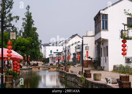 200911 -- HANGZHOU, 11 settembre 2020 -- foto scattata il 28 maggio 2020 mostra le case nel villaggio di Yigao di Huzhou, nella provincia di Zhejiang nella Cina orientale. Negli ultimi 15 anni, guidati dalla convinzione che acque lucide e montagne lussureggianti sono beni inestimabili , un gran numero di villaggi nella provincia di Zhejiang hanno subito trasformazioni ambientali, attirando investimenti di capitale nelle campagne e stimolando lo sviluppo del turismo familiare. In qualità di pioniere ed esploratore nello sviluppo delle attività in famiglia in Cina, Zhejiang si sta sforzando di essere il modello e la destinazione del turismo in famiglia i Foto Stock