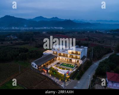 200911 -- HANGZHOU, 11 settembre 2020 -- foto aerea scattata il 19 dicembre 2018 mostra una famiglia nell'antica città di Heqiao a Hangzhou, capitale della provincia dello Zhejiang della Cina orientale. Negli ultimi 15 anni, guidati dalla convinzione che acque lucide e montagne lussureggianti sono beni inestimabili , un gran numero di villaggi nella provincia di Zhejiang hanno subito trasformazioni ambientali, attirando investimenti di capitale nelle campagne e stimolando lo sviluppo del turismo familiare. Come pioniere ed esploratore nello sviluppo del business Homestay in Cina, Zhejiang sta cercando di essere il modello AN Foto Stock