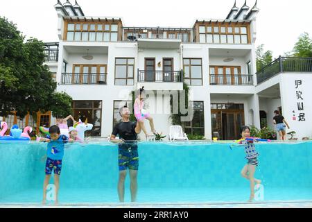 200911 -- HANGZHOU, 11 settembre 2020 -- i turisti giocano in una piscina in un villaggio in famiglia nel villaggio di Fangshan di Daixi Town, Huzhou City, East China S provincia di Zhejiang, 27 agosto 2020. Negli ultimi 15 anni, guidati dalla convinzione che acque lucide e montagne lussureggianti sono beni inestimabili , un gran numero di villaggi nella provincia di Zhejiang hanno subito trasformazioni ambientali, attirando investimenti di capitale nelle campagne e stimolando lo sviluppo del turismo familiare. Come pioniere ed esploratore nello sviluppo del business Homestay in Cina, Zhejiang sta cercando di essere il modello e il più grande Foto Stock