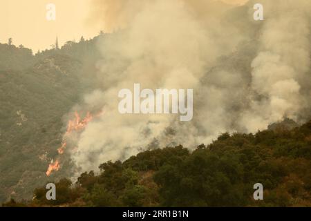 200911 -- LOS ANGELES, 11 settembre 2020 -- Wildfire è visibile nella Angeles National Forest, Monrovia, Los Angeles, Stati Uniti, 10 settembre, 2020. gli incendi hanno bruciato un record di 3,1 milioni di acri 12.525 km quadrati di terra nello stato della California da agosto, le autorità hanno detto giovedì. U.S.-CALIFORNIA-WILDFIRE Xinhua PUBLICATIONxNOTxINxCHN Foto Stock