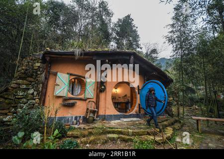 200911 -- HANGZHOU, 11 settembre 2020 -- Una casa di roccia è vista nell'antica città di Heqiao a Hangzhou, capitale della provincia dello Zhejiang della Cina orientale, 19 dicembre 2018. Negli ultimi 15 anni, guidati dalla convinzione che acque lucide e montagne lussureggianti sono beni inestimabili , un gran numero di villaggi nella provincia di Zhejiang hanno subito trasformazioni ambientali, attirando investimenti di capitale nelle campagne e stimolando lo sviluppo del turismo familiare. Come pioniere ed esploratore nello sviluppo del business Homestay in Cina, Zhejiang sta cercando di essere il modello e destin Foto Stock