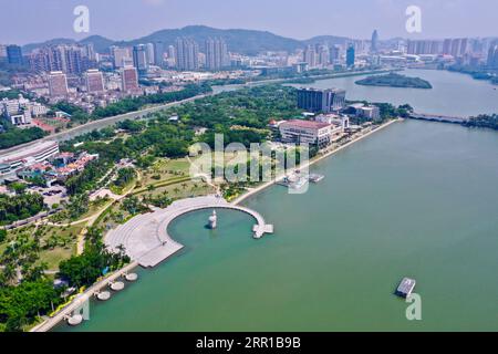 200911 -- FUZHOU, 11 settembre 2020 -- foto aerea scattata il 1 settembre 2020 mostra la vista del lago Yundang e dei suoi dintorni a Xiamen, nella provincia del Fujian della Cina sud-orientale. Grazie ai continui sforzi di protezione ecologica, il lago Yundang è stato convertito da lago inquinato a punto di riferimento della città. CHINA-FUJIAN-XIAMEN-YUNDANG LAKE-ENVIRONMENT CN JIANGXKEHONG PUBLICATIONXNOTXINXCHN Foto Stock