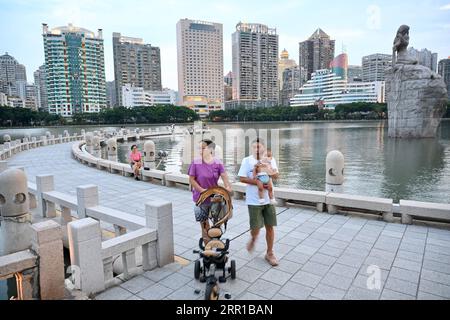 200911 -- FUZHOU, 11 settembre 2020 -- People Walk around the Yundang Lake in Xiamen, South East China s Fujian Province, 9 settembre 2020. Grazie ai continui sforzi di protezione ecologica, il lago Yundang è stato convertito da lago inquinato a punto di riferimento della città. CHINA-FUJIAN-XIAMEN-YUNDANG LAKE-ENVIRONMENT CN JIANGXKEHONG PUBLICATIONXNOTXINXCHN Foto Stock