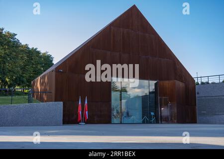 Markowa, Polonia - settembre 2023, Museo della famiglia Ulma dei polacchi che salvano gli ebrei nella seconda guerra mondiale, edificio anteriore dall'esterno, Ulmowie z Markowej, Polska Foto Stock