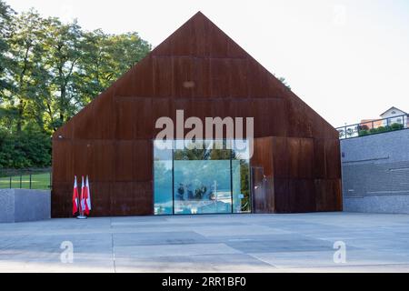 Markowa, Polonia - settembre 2023, Museo della famiglia Ulma dei polacchi che salvano gli ebrei nella seconda guerra mondiale, edificio anteriore dall'esterno, Ulmowie z Markowej, Polska Foto Stock