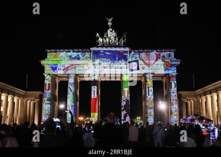 Bilder des Jahres 2020, News 09 settembre News Themen der Woche KW37 News Bilder des Tages 200912 -- BERLINO, 12 settembre 2020 -- foto scattata l'11 settembre 2020 mostra la porta di Brandeburgo illuminata durante il Festival delle luci del 2020 a Berlino, capitale della Germania. Berlino di venerdì si è trasformata in una città di arte leggera con l'apertura del Festival delle luci 2020 che durerà fino al 20 settembre. GERMANIA-BERLINO-FESTIVAL DELLE LUCI ShanxYuqi PUBLICATIONxNOTxINxCHN Foto Stock