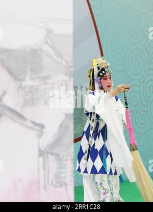 200912 -- SUZHOU, 12 settembre 2020 -- Un giovane concorrente esegue Kunqu, una delle forme più antiche di opera cinese, durante un concorso nell'area panoramica di Huqiu a Suzhou, nella provincia di Jiangsu della Cina orientale, 12 settembre 2020. Un concorso Kunqu per bambini si è tenuto qui sabato. Foto di /Xinhua CHINA-JIANGSU-SUZHOU-KUNQU-YOUNG CONTESTANTS CN HangxXingwei PUBLICATIONxNOTxINxCHN Foto Stock