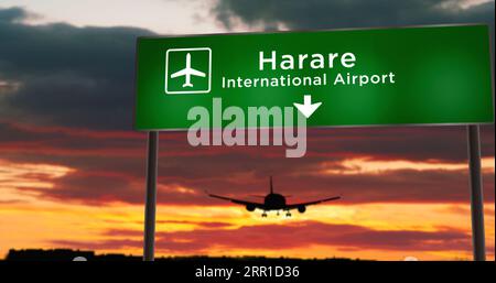 La silhouette dell'aereo atterra ad Harare, Zimbabwe. Arrivo in città con indicazioni per l'aeroporto e tramonto sullo sfondo. Viaggio e trasporto conce Foto Stock