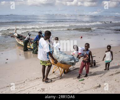 200914 -- DAKAR, 14 settembre 2020 -- i bambini del quartiere si uniscono ai volontari per pulire una spiaggia nel sobborgo di Dakar, Senegal, il 13 settembre 2020. Dato che i rifiuti provocati dalle ondate marine e dalle piogge durante la stagione delle piogge hanno inquinato la costa, volontari e residenti locali hanno partecipato a un'attività di pulizia della spiaggia a Thiaroye-sur-Mer, una piccola cittadina nel sobborgo di Dakar, sperando che più turisti sarebbero attratti da una spiaggia più pulita. Foto di /Xinhua SENEGAL-DAKAR-BEACH-CLEANING LouisxDenga PUBLICATIONxNOTxINxCHN Foto Stock