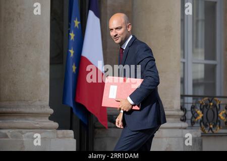 Parigi, Francia. 6 settembre 2023. Il ministro delegato francese per la transizione digitale e le telecomunicazioni Jean Noel Barrot arriva per la riunione settimanale del gabinetto al Palazzo presidenziale dell'Elysee a Parigi, il 6 settembre 2023. Foto di Raphael Lafargue/ABACAPRESS.COM Credit: Abaca Press/Alamy Live News Foto Stock