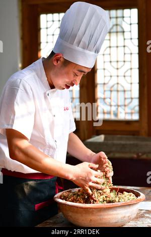 200914 -- ZHENGZHOU, 14 settembre 2020 -- Zhang Xu prepara il ripieno di mooncake alla panetteria di Mooncake Jingshengchang nella contea di Xiayi, Shangqiu, provincia di Henan della Cina centrale, 13 settembre 2020. All'età di 31 anni, Zhang Xu è già lo chef di Jingshengchang, una panetteria con torte di luna con sede a Henan fondata nel 1860. Le torte lunari prodotte a Jingshengchang sono caratterizzate dalle croste croccanti e dal generoso ripieno, abbinate a una meticolosa serie di abilità di panificio che Zhang aveva iniziato a imparare sin dalla laurea nel 2007. Le nostre abilità di panificio sono un grande tesoro, dice Zhang. Farò del mio meglio per passare Foto Stock