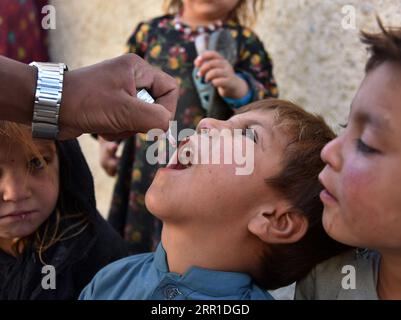 200914 -- KANDAHAR, 14 settembre 2020 -- Un operatore sanitario dà un vaccino antipolio a un bambino durante una campagna di vaccinazione antipolio nel distretto di Spin Boldak nella provincia di Kandahar, Afghanistan, 14 settembre 2020. Il governo afghano ha dato il via a una campagna di vaccinazione anti-polio di cinque giorni lunedì, ha detto una dichiarazione del Ministero della salute pubblica. Mirata a vaccinare 6,1 milioni di bambini sotto i cinque anni, la prima fase della campagna si concluderà il 18 settembre, durante la quale i medici e migliaia di volontari daranno la dose immunitaria contro il virus paralizzante ai bambini di 20 dei 34 provinciali del paese Foto Stock