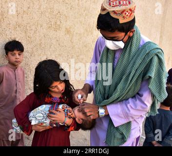 200914 -- KANDAHAR, 14 settembre 2020 -- Un operatore sanitario dà un vaccino antipolio a un bambino durante una campagna di vaccinazione antipolio nel distretto di Spin Boldak nella provincia di Kandahar, Afghanistan, 14 settembre 2020. Il governo afghano ha dato il via a una campagna di vaccinazione anti-polio di cinque giorni lunedì, ha detto una dichiarazione del Ministero della salute pubblica. Mirata a vaccinare 6,1 milioni di bambini sotto i cinque anni, la prima fase della campagna si concluderà il 18 settembre, durante la quale i medici e migliaia di volontari daranno la dose immunitaria contro il virus paralizzante ai bambini di 20 dei 34 provinciali del paese Foto Stock