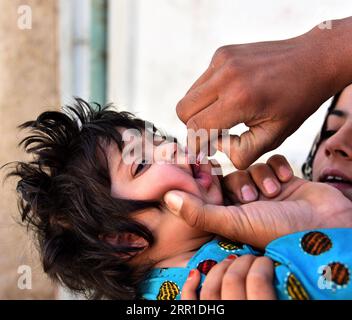 200914 -- KANDAHAR, 14 settembre 2020 -- Un operatore sanitario dà un vaccino antipolio a un bambino durante una campagna di vaccinazione antipolio nel distretto di Spin Boldak nella provincia di Kandahar, Afghanistan, 14 settembre 2020. Il governo afghano ha dato il via a una campagna di vaccinazione anti-polio di cinque giorni lunedì, ha detto una dichiarazione del Ministero della salute pubblica. Mirata a vaccinare 6,1 milioni di bambini sotto i cinque anni, la prima fase della campagna si concluderà il 18 settembre, durante la quale i medici e migliaia di volontari daranno la dose immunitaria contro il virus paralizzante ai bambini di 20 dei 34 provinciali del paese Foto Stock