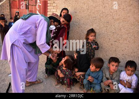 200914 -- KANDAHAR, 14 settembre 2020 -- Un operatore sanitario dà un vaccino antipolio a un bambino durante una campagna di vaccinazione antipolio nel distretto di Spin Boldak nella provincia di Kandahar, Afghanistan, 14 settembre 2020. Il governo afghano ha dato il via a una campagna di vaccinazione anti-polio di cinque giorni lunedì, ha detto una dichiarazione del Ministero della salute pubblica. Mirata a vaccinare 6,1 milioni di bambini sotto i cinque anni, la prima fase della campagna si concluderà il 18 settembre, durante la quale i medici e migliaia di volontari daranno la dose immunitaria contro il virus paralizzante ai bambini di 20 dei 34 provinciali del paese Foto Stock