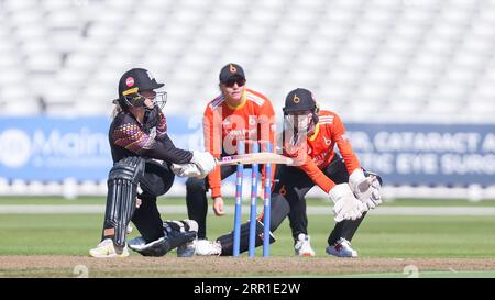 Sparks Bethan Ellis gioca un colpo di sweep scattato a Birmingham, nel Regno Unito, durante il Rachel Heyhoe Flint Trophy tra Central Sparks e The Blaze il 05 Foto Stock