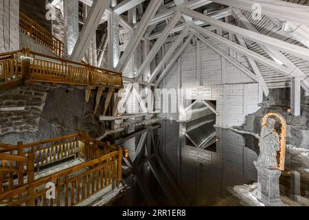 WIELICZKA, POLONIA - 24 MAGGIO 2023: Miniera di sale sotterranea di Wieliczka (XIII secolo), una delle più antiche miniere di sale del mondo, vicino a Cracovia, Polonia. Foto Stock