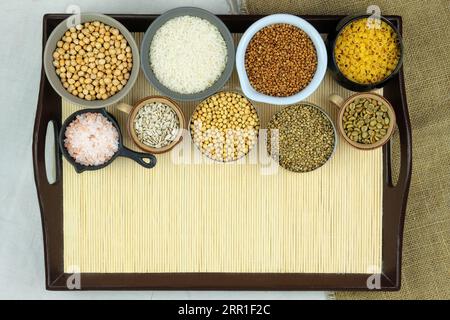 Vari cibi biologici vegetariani in ciotole in vassoio Vista sull'annata e sulla fattoria. Vista dall'alto. Copia spazio. Foto Stock