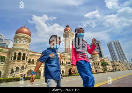 200916 -- KUALA LUMPUR, 16 settembre 2020 -- i bambini che indossano maschere giocano vicino a Merdeka Square a Kuala Lumpur, Malesia, 16 settembre 2020. La Malesia ha riferito 62 nuove infezioni da COVID-19, ha detto il Ministero della salute mercoledì, portando il totale nazionale a 10.031. Foto di /Xinhua MALAYSIA-KUALA LUMPUR-COVID-19-CASES ChongxVoonxChung PUBLICATIONxNOTxINxCHN Foto Stock