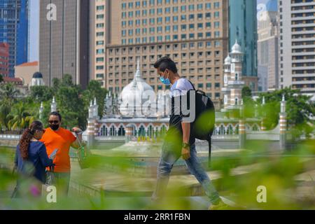 200916 -- KUALA LUMPUR, 16 settembre 2020 -- Un uomo con maschera cammina vicino a Merdeka Square a Kuala Lumpur, Malesia, 16 settembre 2020. La Malesia ha riferito 62 nuove infezioni da COVID-19, ha detto il Ministero della salute mercoledì, portando il totale nazionale a 10.031. Foto di /Xinhua MALAYSIA-KUALA LUMPUR-COVID-19-CASES ChongxVoonxChung PUBLICATIONxNOTxINxCHN Foto Stock