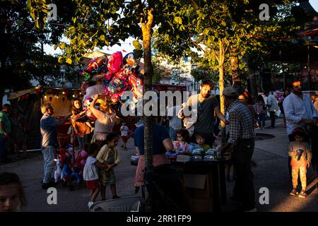 Lisbona, Portogallo - 9 giugno 2023: Mongolfiera e giocattoli venditori al Carnide Popular Saints Festival Foto Stock