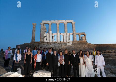 200917 -- ATENE, 17 settembre 2020 -- Ambasciatore cinese in Grecia Zhang Qiyue 6th R, Front posa per una foto di gruppo con ospiti e artisti musicali di fronte alle rovine del Tempio di Poseidone a capo Sunio, circa 70 km a sud-est di Atene, Grecia, il 17 settembre 2020. In occasione del 70° anniversario dell'istituzione dell'Organizzazione nazionale greca del turismo GNTO e del 71° anniversario della fondazione della Repubblica Popolare Cinese e del festival di metà autunno, un musical intitolato finché ci saranno gli Achei -- variazioni su un Sunbeam sono state messe in scena giovedì davanti a. Foto Stock