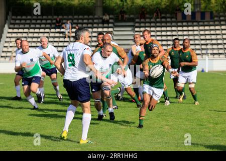 Sarlat, Francia. 4 settembre 2023. La Coppa del mondo di rugby 2023 dei parlamentari in Francia. Secondo giro. Partita Irlanda - Sud Africa. La squadra parlamentare irlandese (in bianco) ha vinto la partita contro la squadra parlamentare sudafricana (in verde) nella calura e in un'atmosfera amichevole a Sarlat in Dordogna. Sarlat-la-Canéda, Dordogne, Périgord Noir, Francia, Europa. Foto di Hugo Martin Alamy Live News Foto Stock