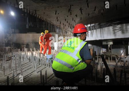 200918 -- GUANGZHOU, 18 settembre 2020 -- il personale di ingegneria controlla l'attrezzatura di rotazione di un ponte girevole sopra la ferrovia Guangzhou-Shenzhen a Dongguan, nella provincia del Guangdong della Cina meridionale, 18 settembre 2020. Il ponte girevole lungo 165 metri, largo 33 metri e da 000 tonnellate, che si trova attraverso la ferrovia Guangzhou-Shenzhen, è stato ruotato con successo nella sua posizione di destinazione venerdì. China Railway Seventh Group Co., Ltd./Handout via Xinhua CHINA-GUANGDONG-SWIVEL BRIDGE-ROTATION CN DengxHua PUBLICATIONxNOTxINxCHN Foto Stock