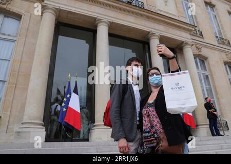 200919 -- PARIGI, 19 settembre 2020 -- le persone fanno selfie durante la loro visita al palazzo presidenziale dell'Elysee a Parigi, in Francia, 19 settembre 2020. Alcuni siti storici sono aperti al pubblico questo fine settimana in Francia in occasione delle Giornate europee del patrimonio, un evento culturale che si tiene ogni anno a settembre. FRANCIA-PARIGI-EUROPEAN HERITAGE DAYS-ELYSEE GAOXJING PUBLICATIONXNOTXINXCHN Foto Stock