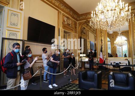 200919 -- PARIGI, 19 settembre 2020 -- le persone scattano foto durante la loro visita al palazzo presidenziale dell'Elysee a Parigi, in Francia, 19 settembre 2020. Alcuni siti storici sono aperti al pubblico questo fine settimana in Francia in occasione delle Giornate europee del patrimonio, un evento culturale che si tiene ogni anno a settembre. FRANCIA-PARIGI-EUROPEAN HERITAGE DAYS-ELYSEE GAOXJING PUBLICATIONXNOTXINXCHN Foto Stock