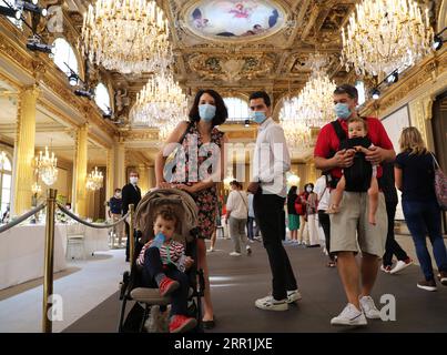 200919 -- PARIGI, 19 settembre 2020 -- la gente visita il palazzo presidenziale Elysee a Parigi, Francia, 19 settembre 2020. Alcuni siti storici sono aperti al pubblico questo fine settimana in Francia in occasione delle Giornate europee del patrimonio, un evento culturale che si tiene ogni anno a settembre. FRANCIA-PARIGI-EUROPEAN HERITAGE DAYS-ELYSEE GAOXJING PUBLICATIONXNOTXINXCHN Foto Stock