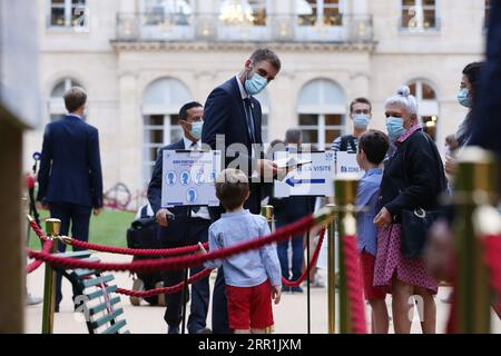 200919 -- PARIGI, 19 settembre 2020 -- Un membro del personale controlla le informazioni dei visitatori al palazzo presidenziale Elysee di Parigi, in Francia, 19 settembre 2020. Alcuni siti storici sono aperti al pubblico questo fine settimana in Francia in occasione delle Giornate europee del patrimonio, un evento culturale che si tiene ogni anno a settembre. FRANCIA-PARIGI-EUROPEAN HERITAGE DAYS-ELYSEE GAOXJING PUBLICATIONXNOTXINXCHN Foto Stock