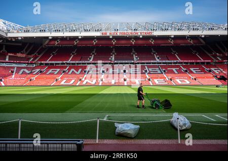Groundsman che taglia il campo allo stadio Old Trafford del Manchester United a Manchester, Regno Unito Foto Stock