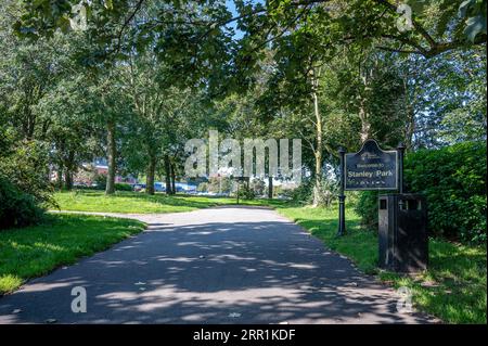 Stanley Park all'esterno dello stadio di calcio Anfield a Liverpool, Regno Unito. Il parco separa gli stadi di calcio Liverpool e Everton. Foto Stock