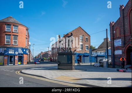 La scultura Holy Trinity all'angolo tra Goodison Road e Gwladys Street all'esterno di Goodison Park in una tranquilla domenica a Liverpool, Regno Unito Foto Stock