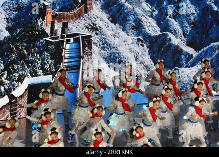 200920 -- PECHINO, 20 settembre 2020 -- i ballerini si esibiscono durante le attività culturali per accogliere i Giochi Olimpici invernali di Pechino 2022 conto alla rovescia di 500 giorni a Badaling, distretto Yanqing di Pechino, capitale della Cina, 20 settembre 2020. SPCHINA-PECHINO-GRANDE MURO-GIOCHI OLIMPICI INVERNALI CONTO ALLA ROVESCIA DI 500 GIORNI ZHANGXCHENLIN PUBLICATIONXNOTXINXCHN Foto Stock