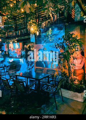 La pioggia battente ravviva le strade di Siem Reap con riflessi e colori. Modifica arancione e ottanio. Foto Stock