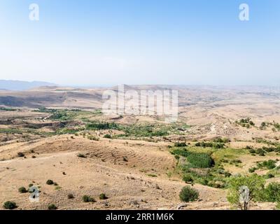 Paesaggio armeno vicino all'Arco di Charents, situato nel villaggio di Voghaberd, regione di Kotayk, sulla strada Erevan - Garni nelle soleggiate giornate estive Foto Stock